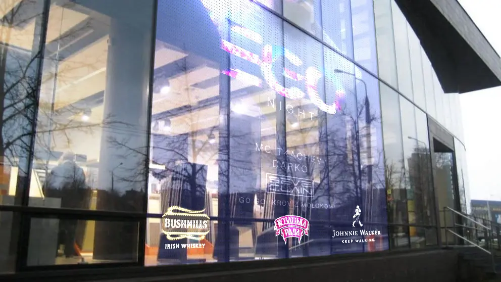 透明LED薄膜顯示器 Thin-film LED Display，具高透明度與彎曲彈性，適用玻璃櫃窗、展覽空間等應用